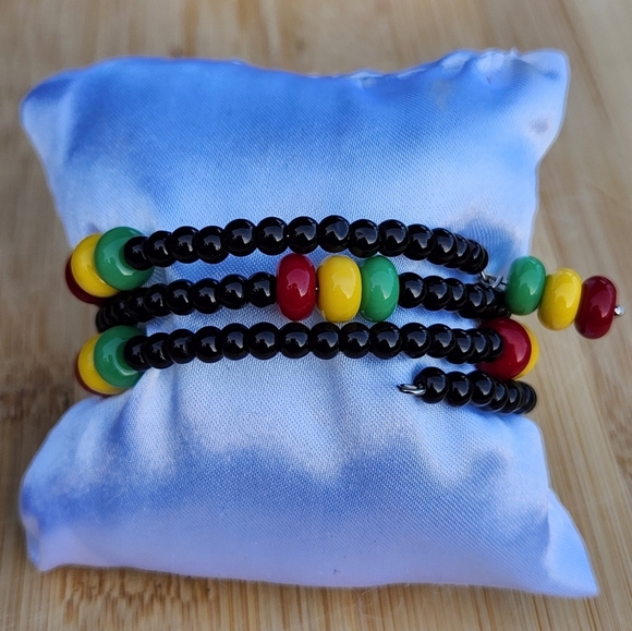 Hand Crafted Memory Wire Beaded Bracelet Black Green Yellow Red Juneteenth Small - Picture 6 of 9